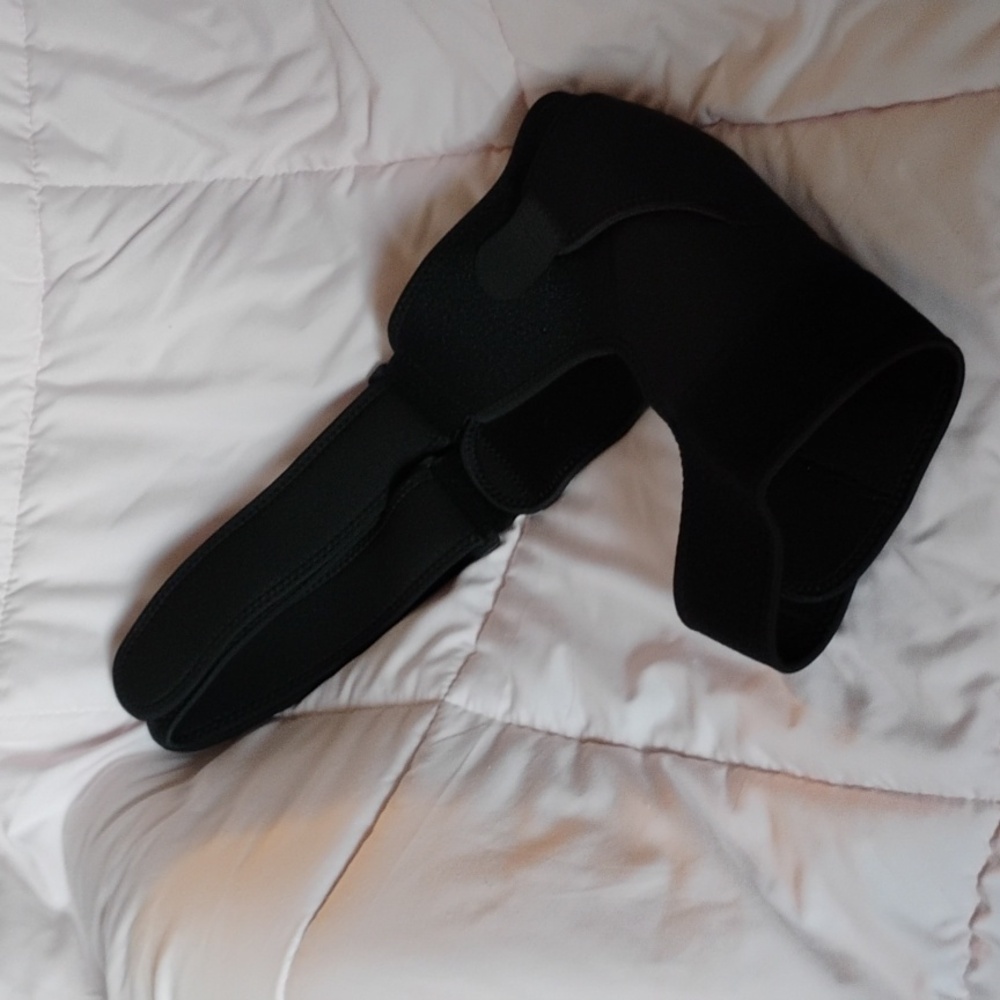 Shoulder brace with ice compartment